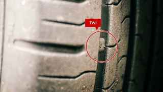 Checking tyre tread-wear indicators