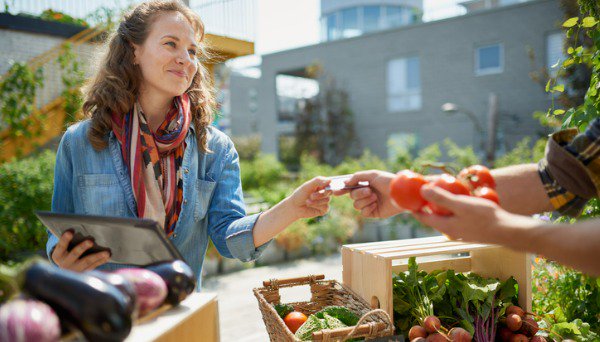 /content/dam/suncorp/insurance/aami/images/aami-answers/image/smiling-woman-at-outdoor-vegetable-stall-600x342.jpg